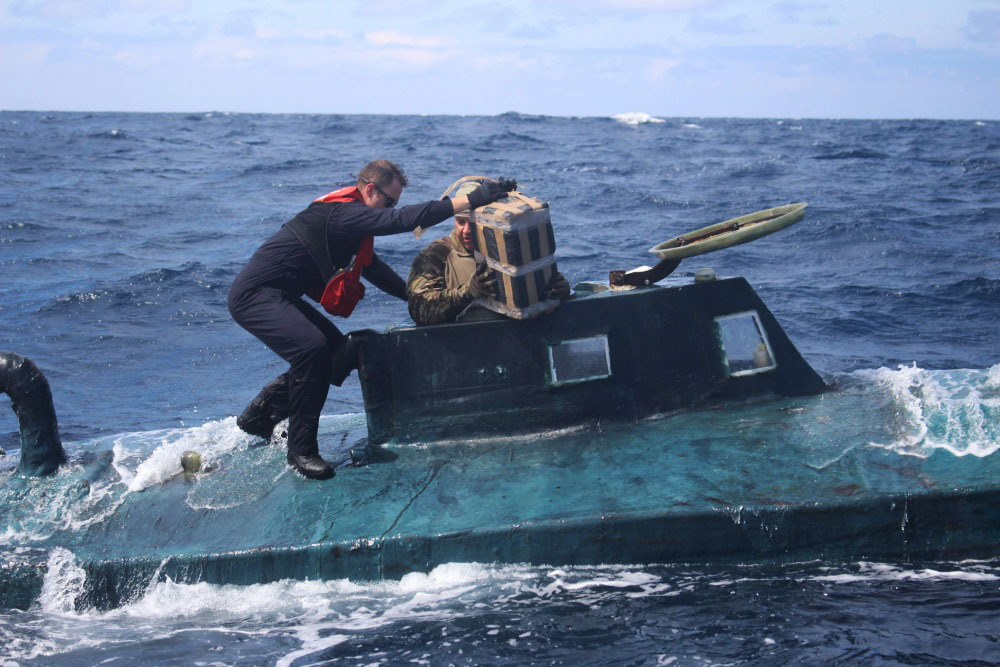 L'appareil, un semi-submersible autopropulsé (SPS) de 12 mètres de long qui avait été détecté par un avion de surveillance maritime.