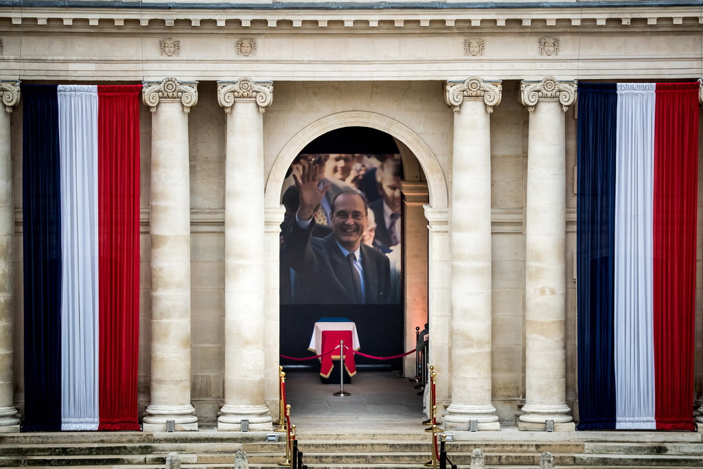 Recouvert du drapeau bleu-blanc-rouge, le cercueil avait été placé sous un portrait géant de l'ancien président.