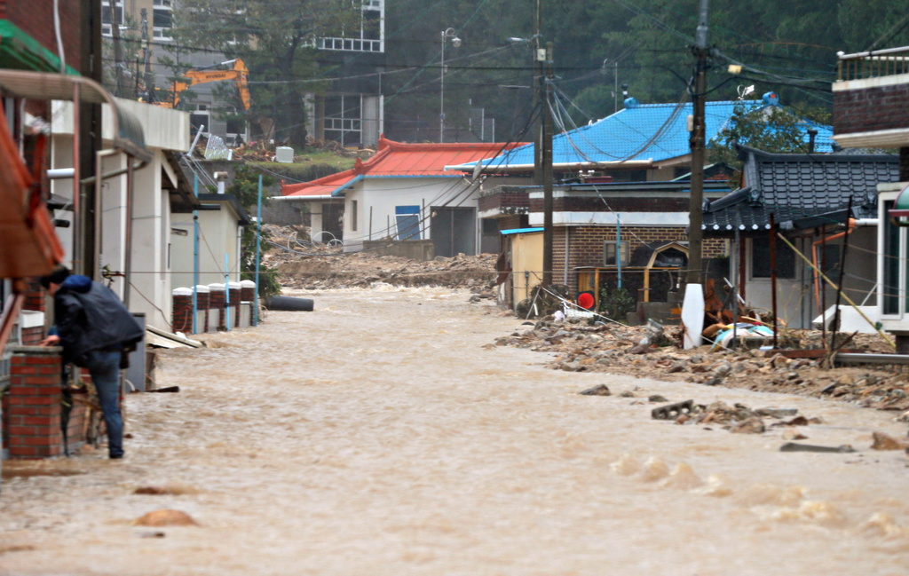 Le sud du pays a été frappé dans la nuit de mercredi à jeudi par la tempête qui a entraîné des inondations et des glissements de terrain.