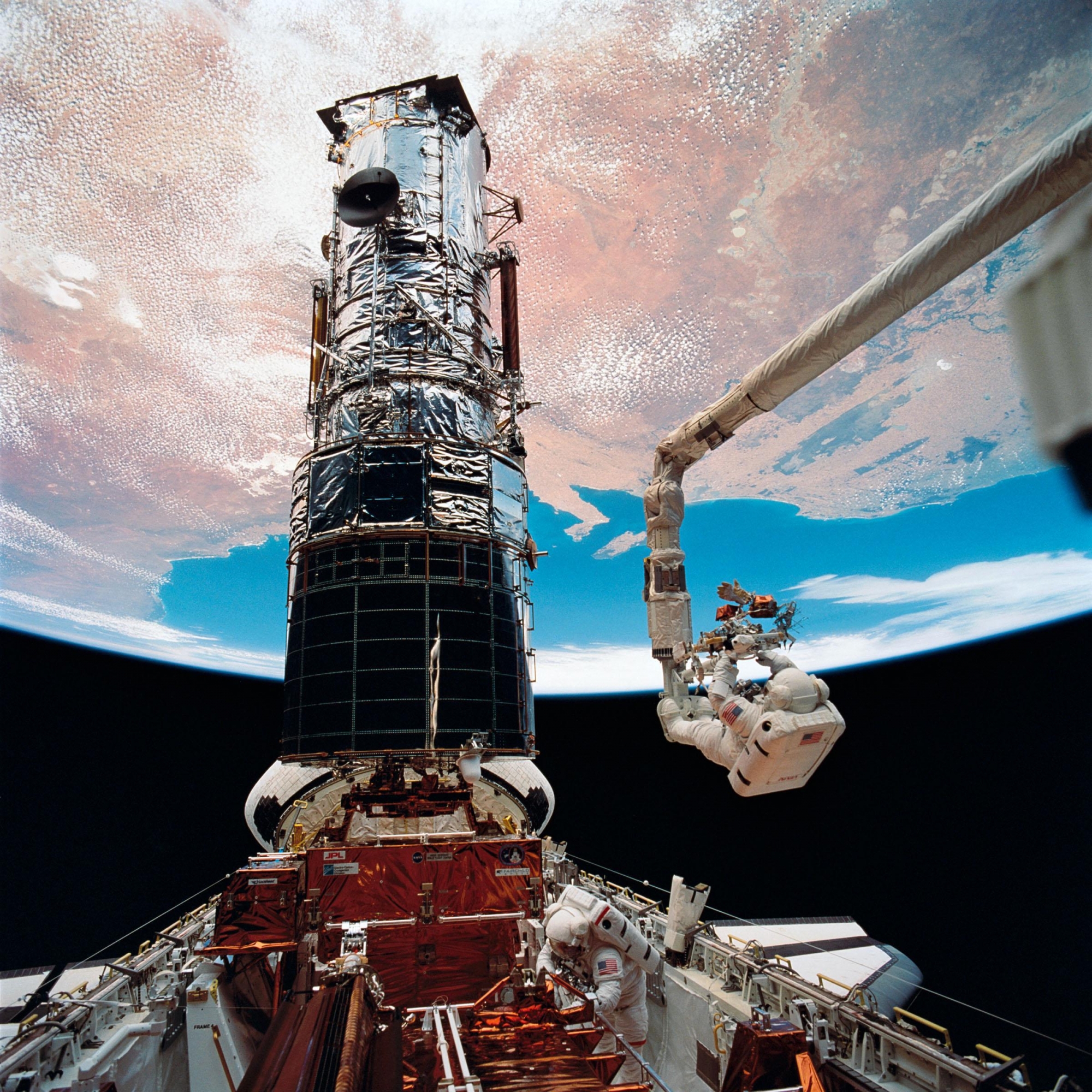 Jeffrey Alan Hoffman (en bas) sur Hubble.