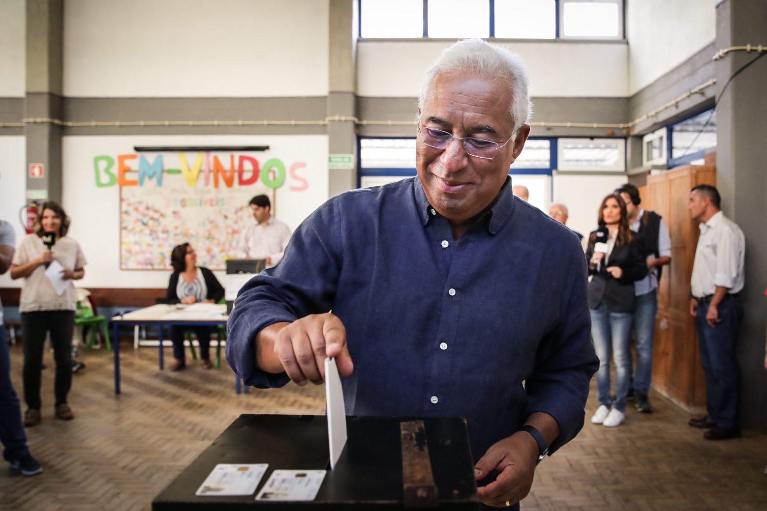 epaselect epa07900461 Portuguese Prime Minister and general secretary of the Socialist Party, Antonio Costa casts his vote for the legislative elections, in Lisbon, Portugal, 06 October 2019. More than 10.8 million registered voters are called on the day to the polls to elect the 230 deputies for the next legislature and from where the Constitutional Government will take place.  EPA/MARIO CRUZ epaselect PORTUGAL ELECTIONS