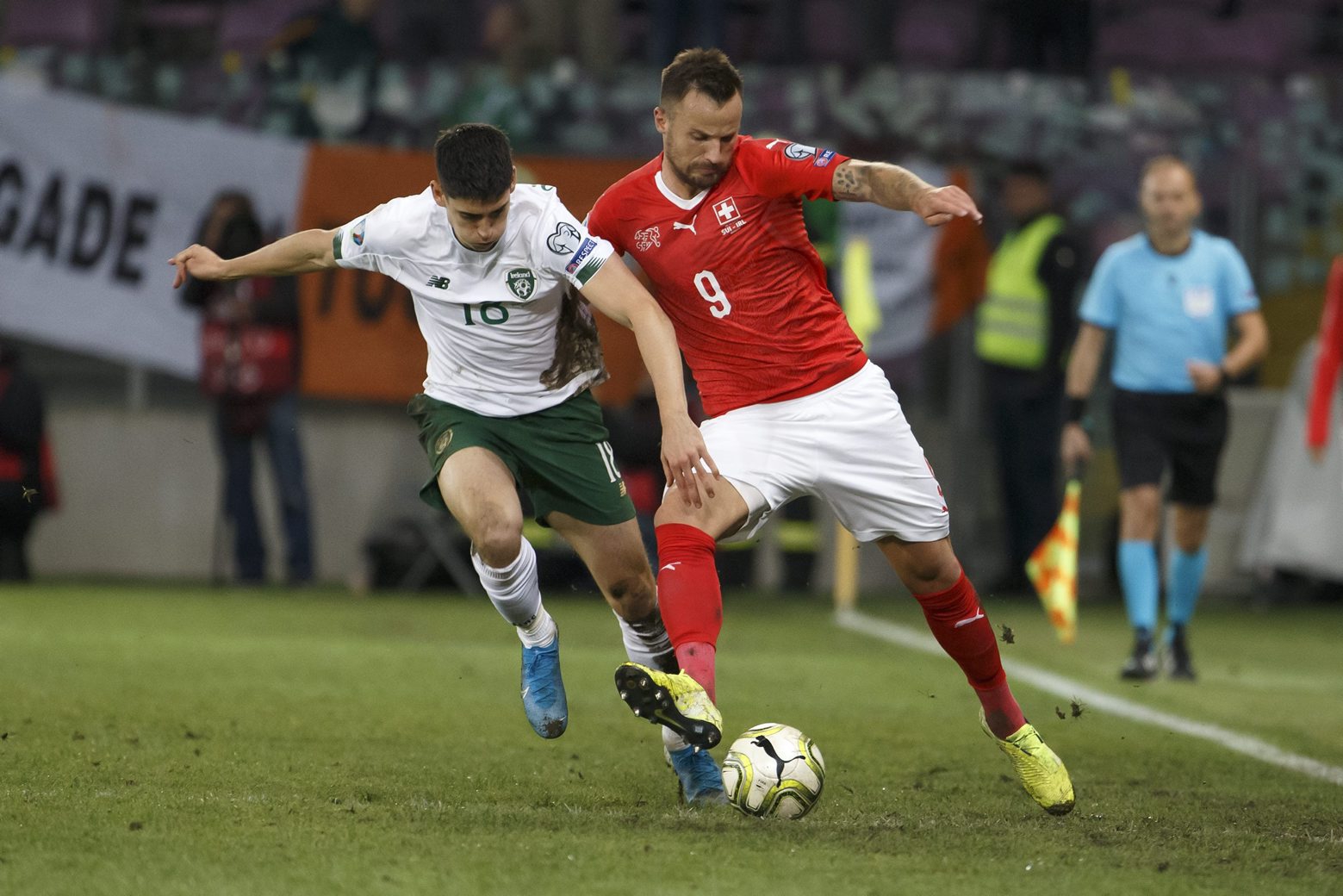 Ireland's midfielder Callum O'Dowda, left, fight for the ball with Switzerland's forward Haris Seferovic, right, during the UEFA Euro 2020 qualifying Group D soccer match between Switzerland and Republic of Ireland, at the Stade de Geneve, in Geneva, Switzerland, Tuesday, October 15, 2019. (KEYSTONE/Salvatore Di Nolfi) SWITZERLAND SOCCER UEFA EURO 2020 QUALIFIER SWITZERLAND IRELAND