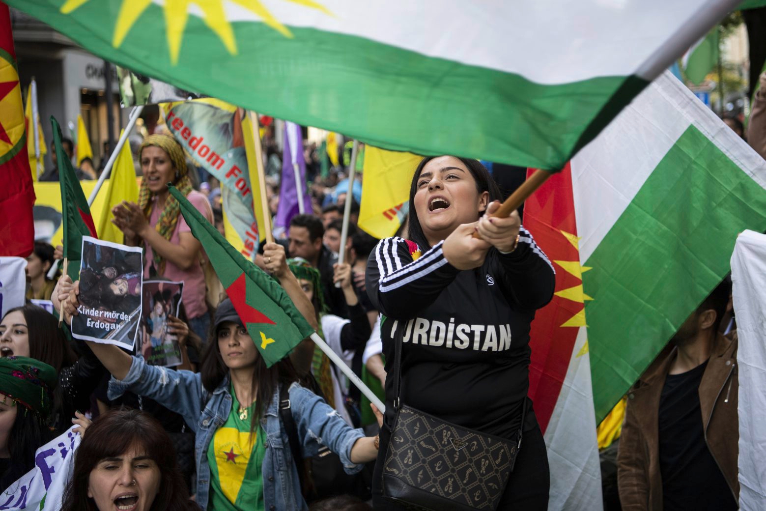Menschen demonstrieren in Zuerich gegen den tuerkischen Angriff auf die kurdischen Gebiete in Nordsyrien "Gemeinsam fuer Rojava", aufgenommen am Samstag, 12. Oktober 2019. (KEYSTONE/Ennio Leanza) SCHWEIZ ZUERICH DEMONSTRATION "FUER ROJAVA"