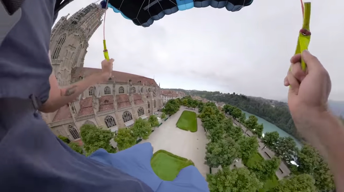 Le base jumper a payé son billet d'entrée et sauté en plein jour.