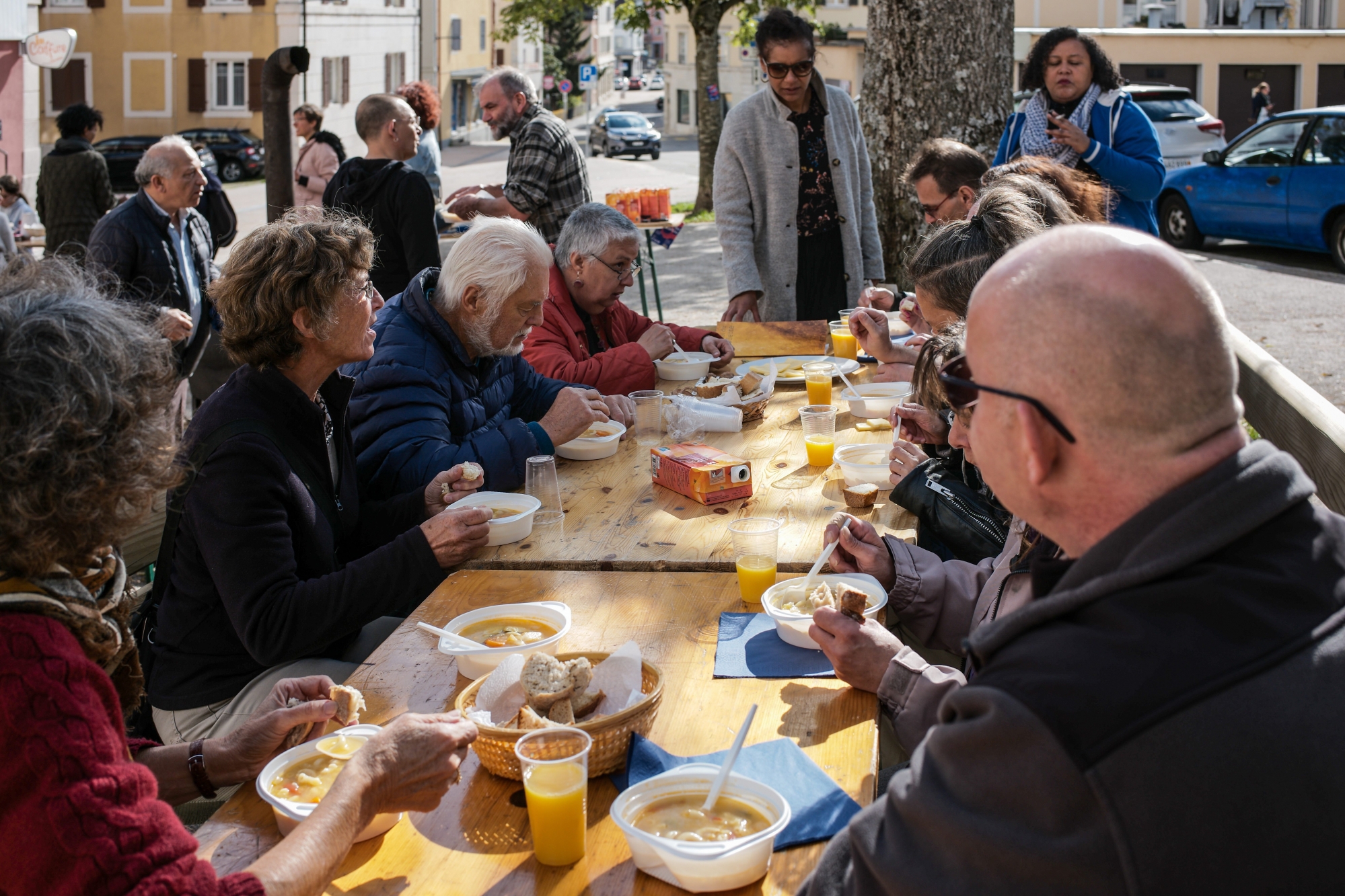 Soupe au caillou offerte à l'occasion de la Journée mondiale du refus de la misère, aujourd'hui à La Chaux-de-Fonds.