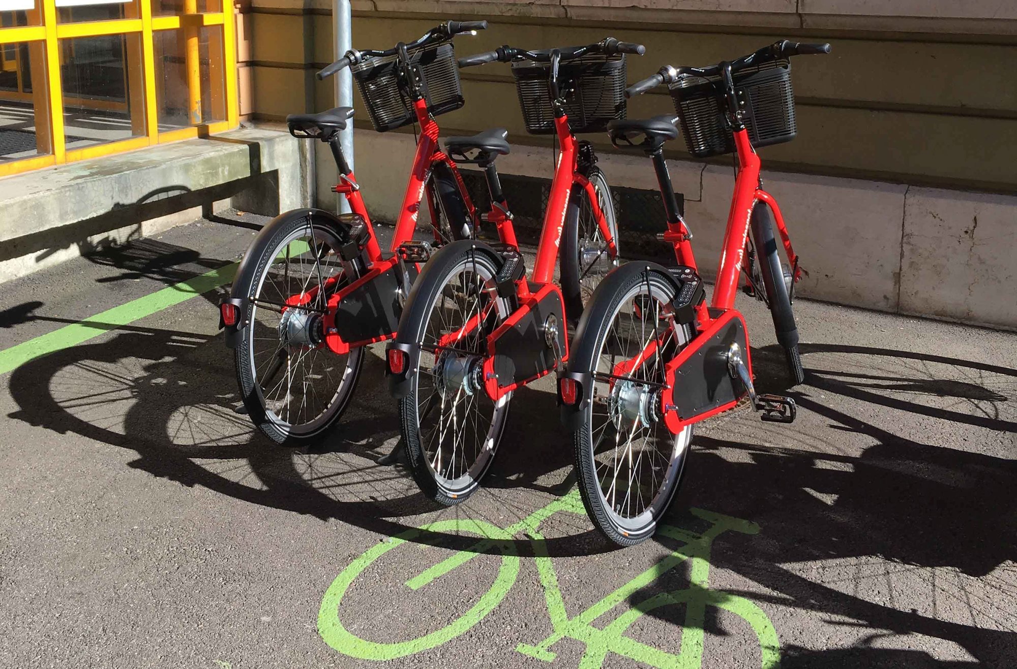 Les vélos rouges fonctionnent avec ou sans assistance électrique.