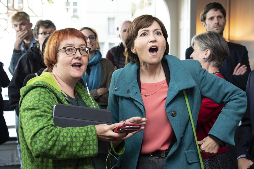 La présidente des Verts suisses Regula Rytz (à droite) réagit aux résultats des élections fédérales. Sa formation progresse de manière notable.