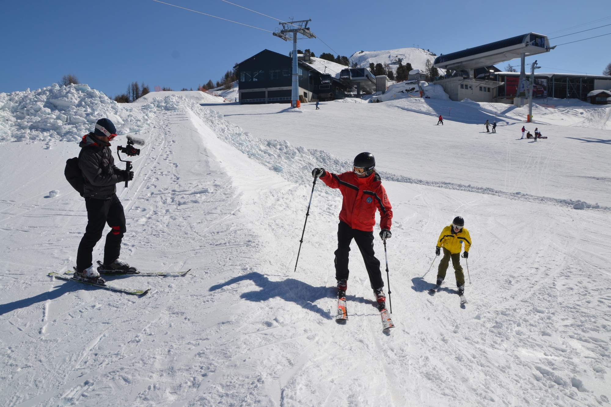 Le réalisateur Cyril Delachaux (à gauche) a filmé des skieurs malvoyants durant deux semaines dans les Alpes valaisannes et vaudoises.