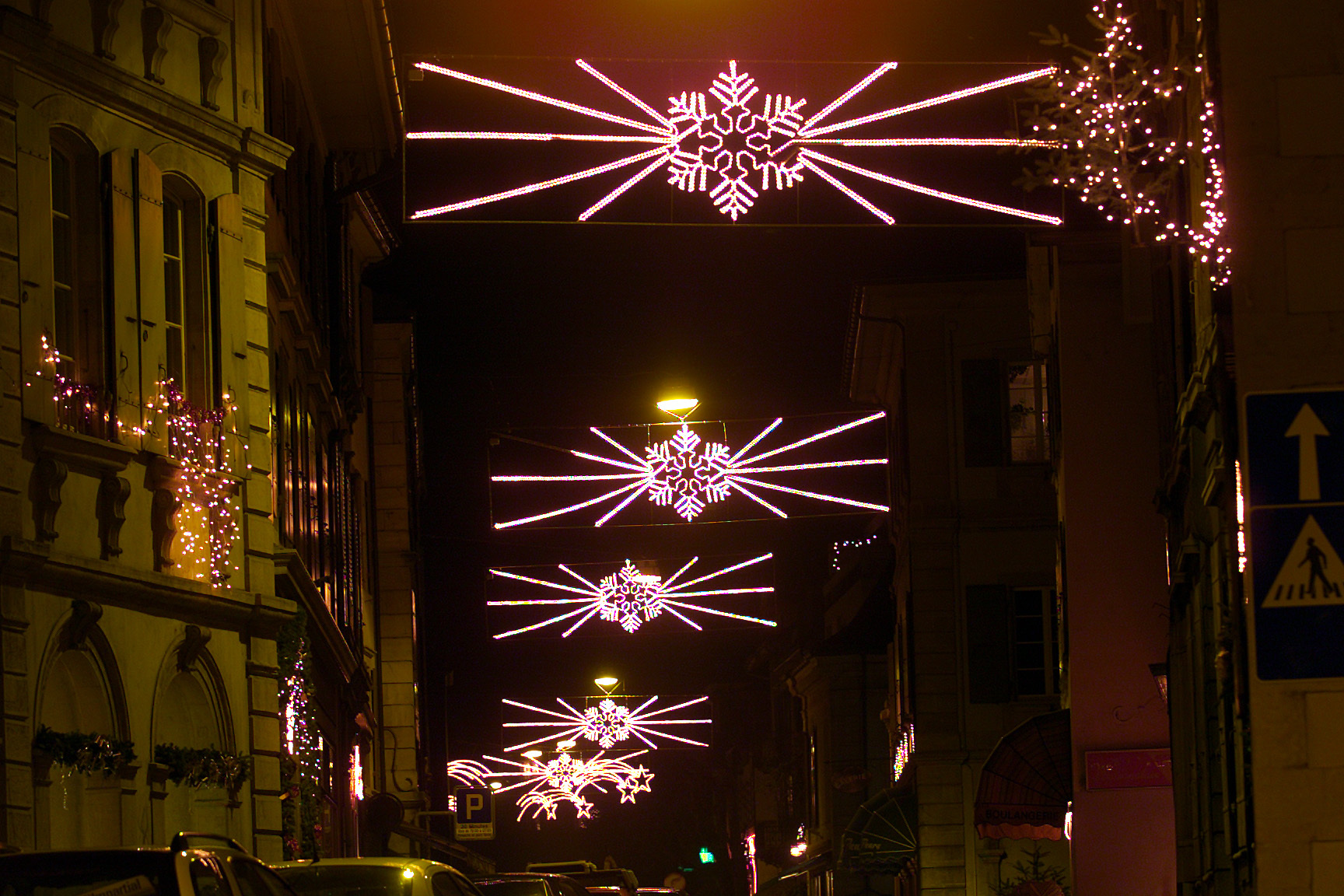 La rue Haute, à Colombier, sera éclairée par les illuminations et des chandelles allumées par les commerçants.