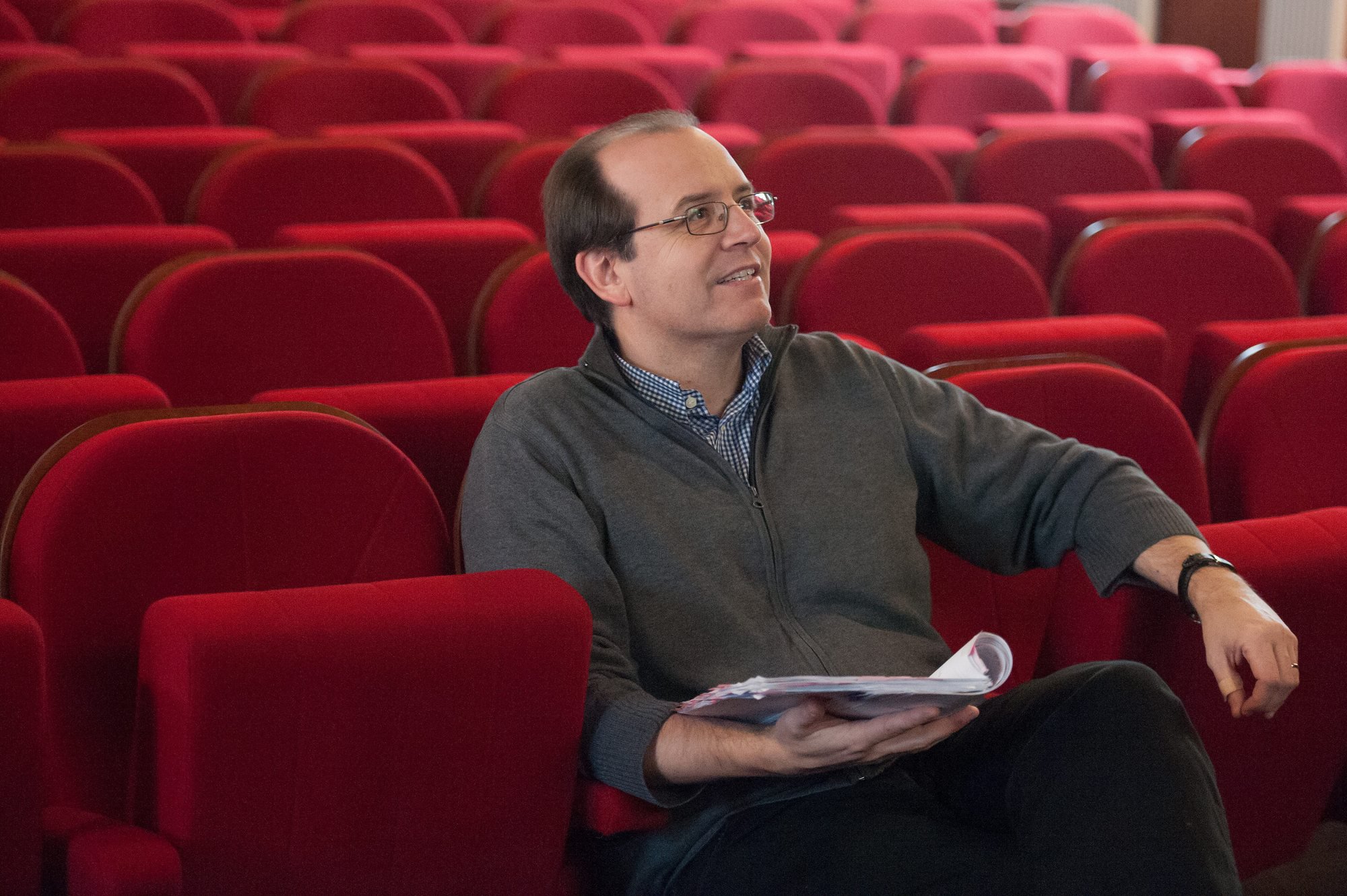 Depuis de nombreuses années, le metteur en scène et chef d'orchestre Yves Senn initie de jeunes Neuchâtelois à l'art lyrique.