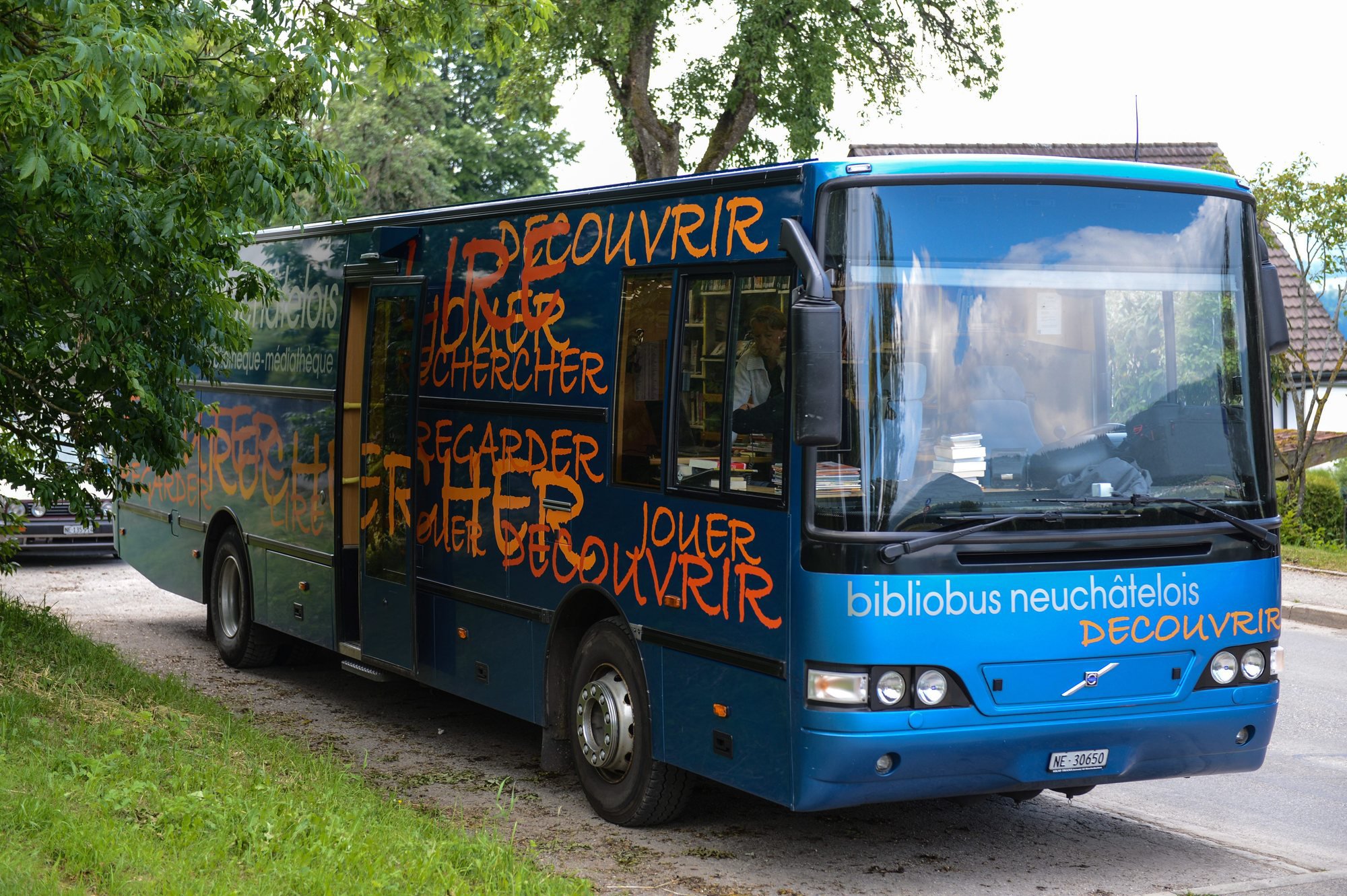 Le gros bus bleu sillonne les routes du canton depuis 20 ans.