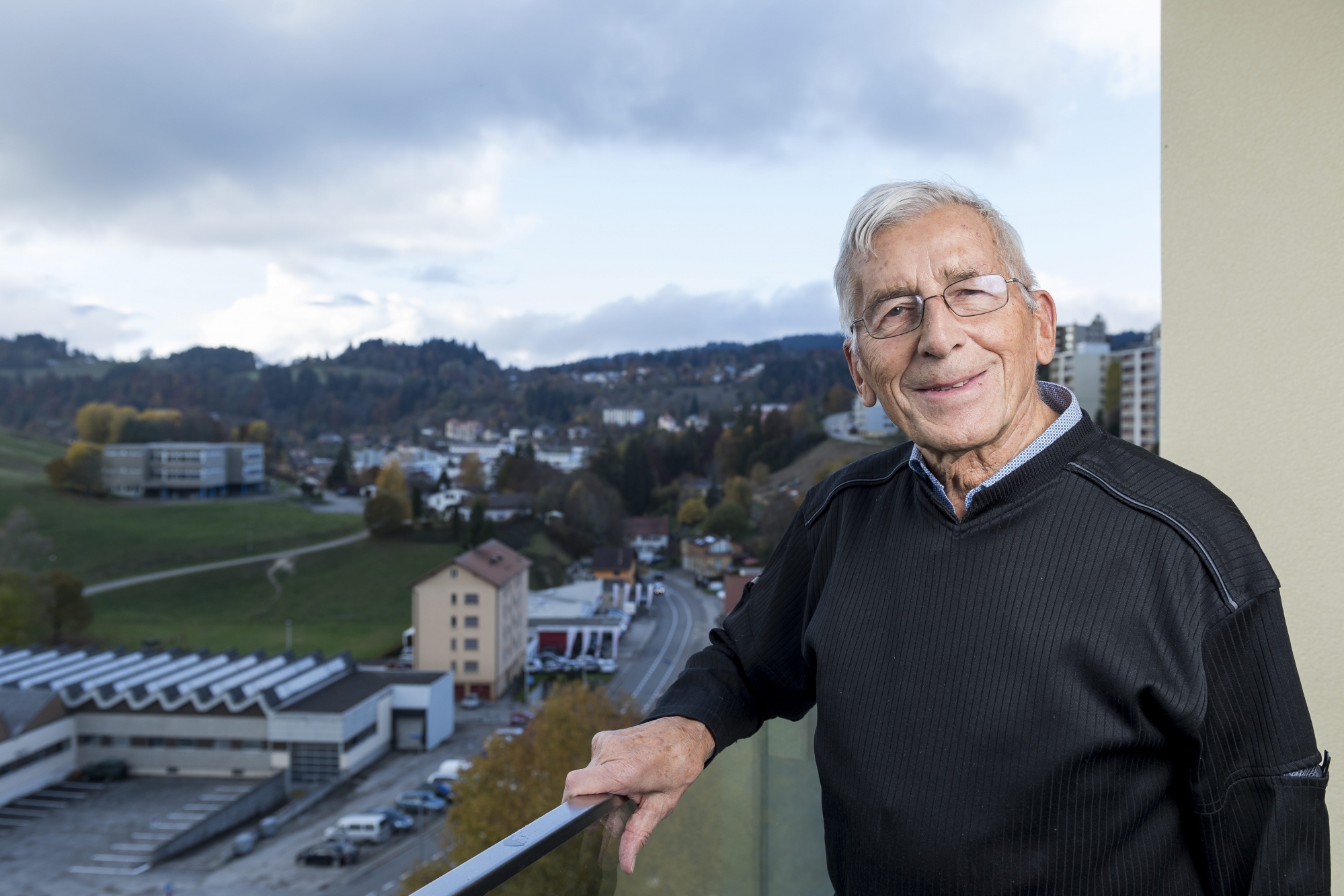 François Mercier, sur son balcon des Cardamines, au Locle, il y a trois ans.