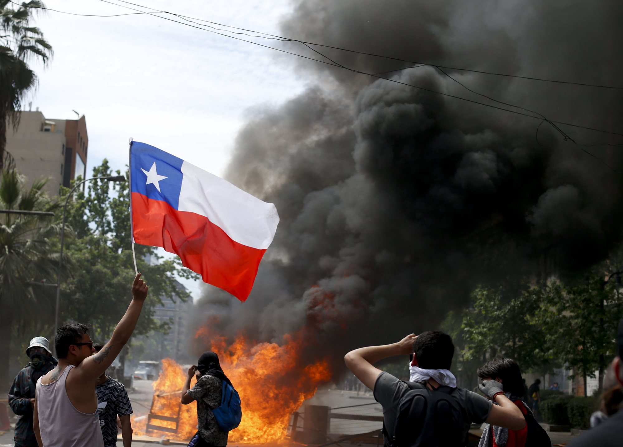 Manifestants antigouvernementaux à Santiago du Chili, le 23 octobre 2019.