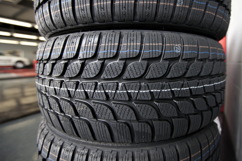 Les centimètres de la bande roulement du pneu finissent principalement dans le sol et l'eau. (Illustration)