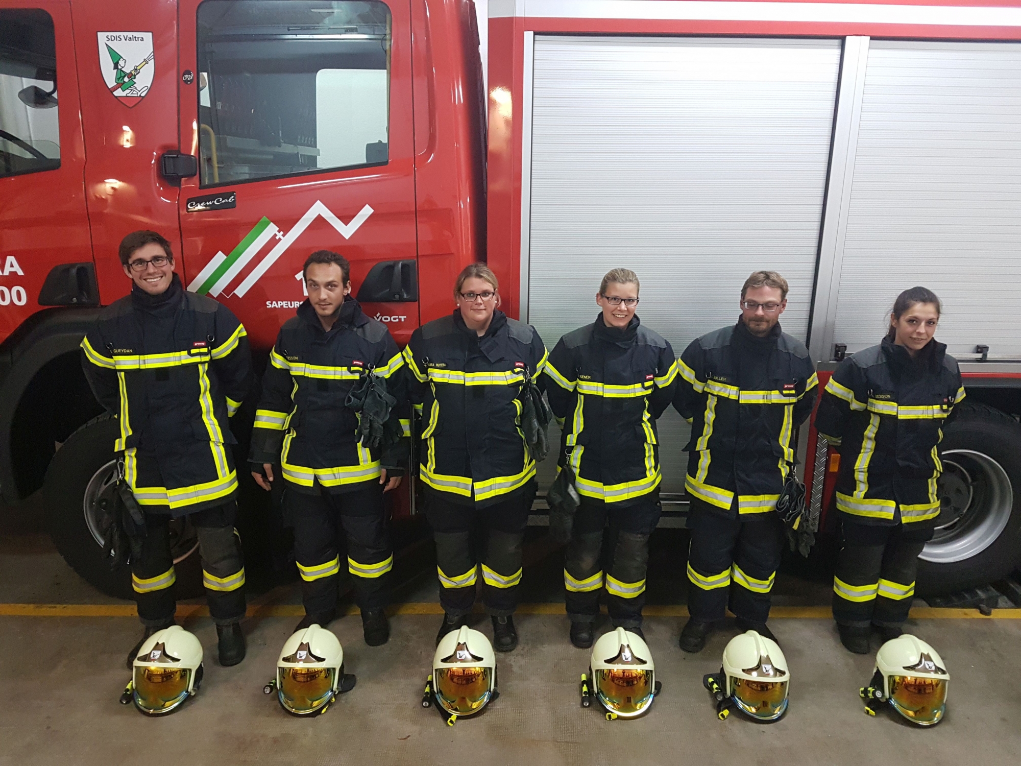 Ils sont six sur la photo, mais ce sont bien huit nouveaux sapeurs-pompiers qui ont rejoint le service de défense incendie et de secours du Val-de-Travers.