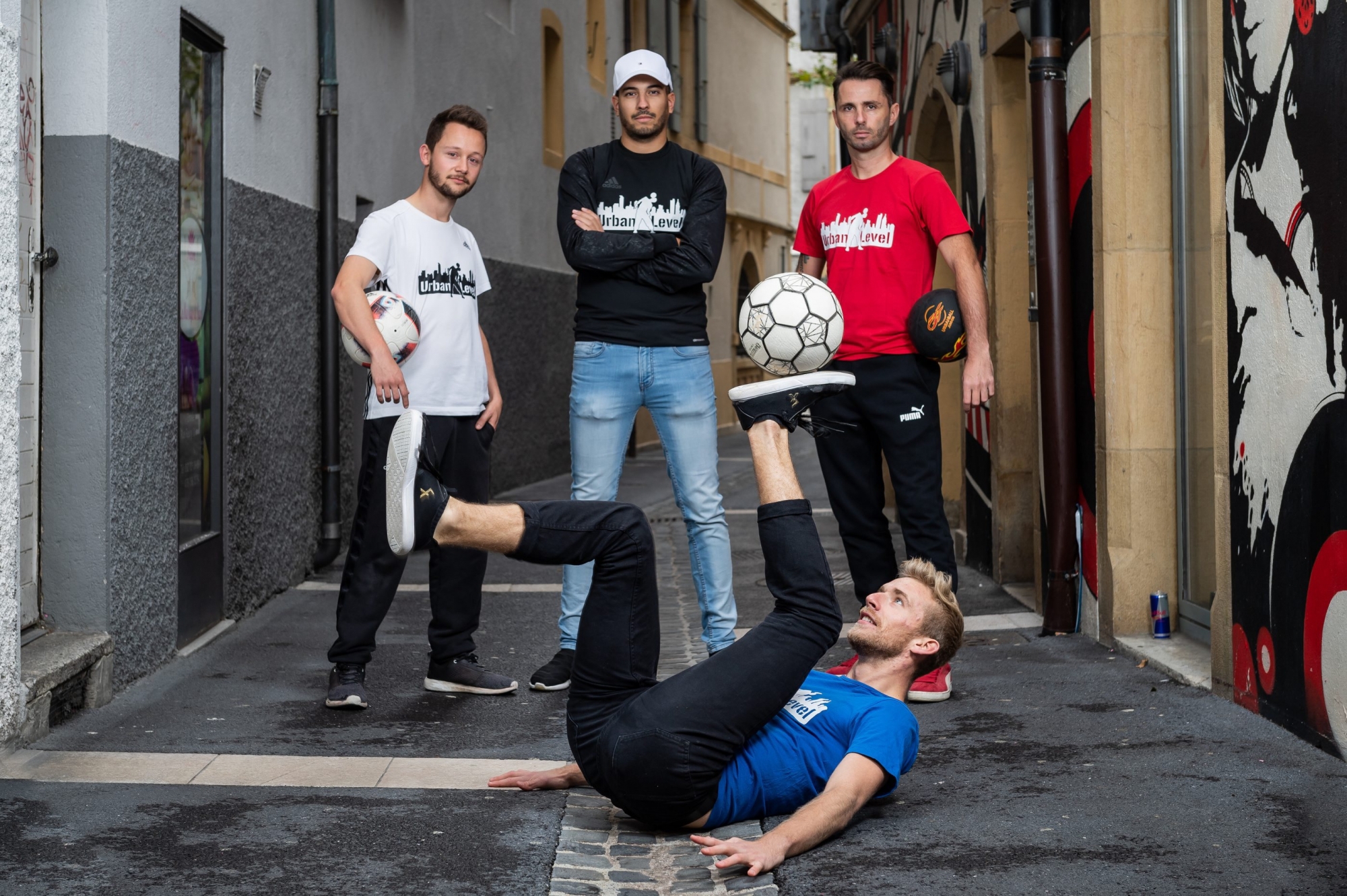 Urban level est devenu le collectif suisse de référence du football freestyle. De gauche à droite: Valentin Favre, Nadir ben Brahim, Christophe Guillod. Marc Jonin est en train de jongler.
