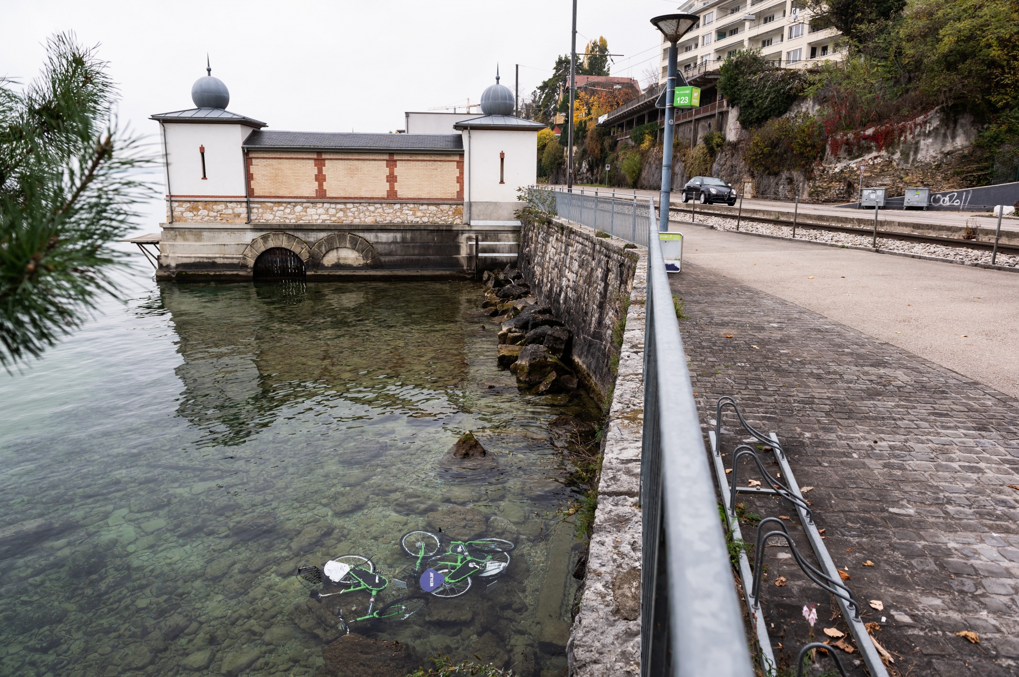 Trois vélos de Neuchâtelroule ont été jetés dans la baie de l'Evole ce week-end.