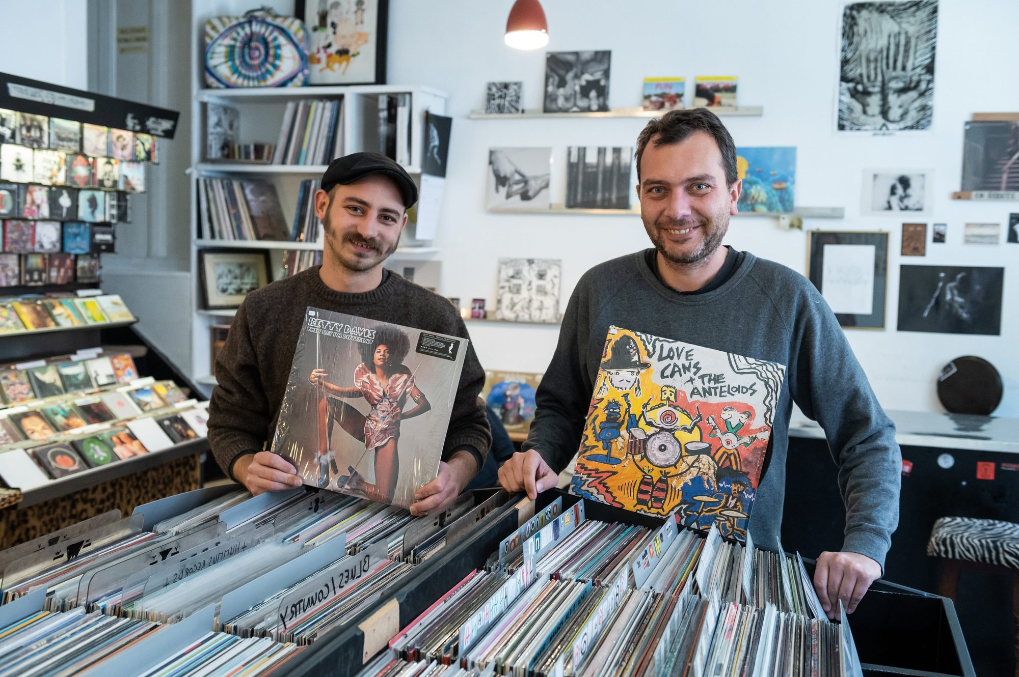 Ludovic Schopfer (à droite), gérant du Zorrock depuis 2015, aux côtés de l’un des bénévoles du magasin, Romain Sciacca.