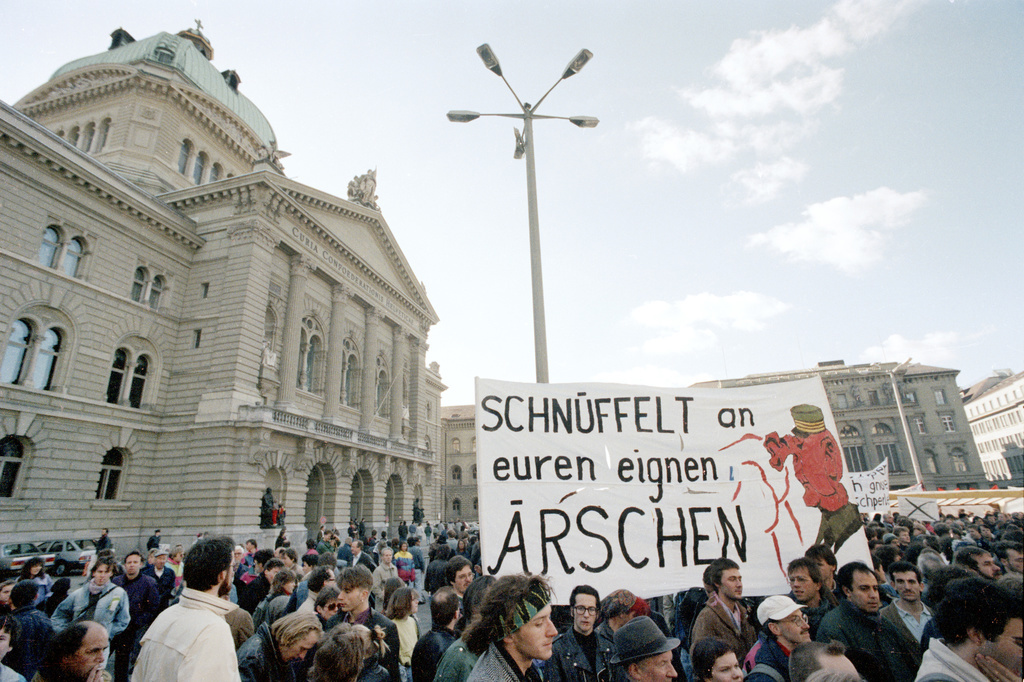 Le 3 mars 1990, 35'000 manifestants protestent dans les rues de Berne contre l'"Etat fouineur". (Archives)