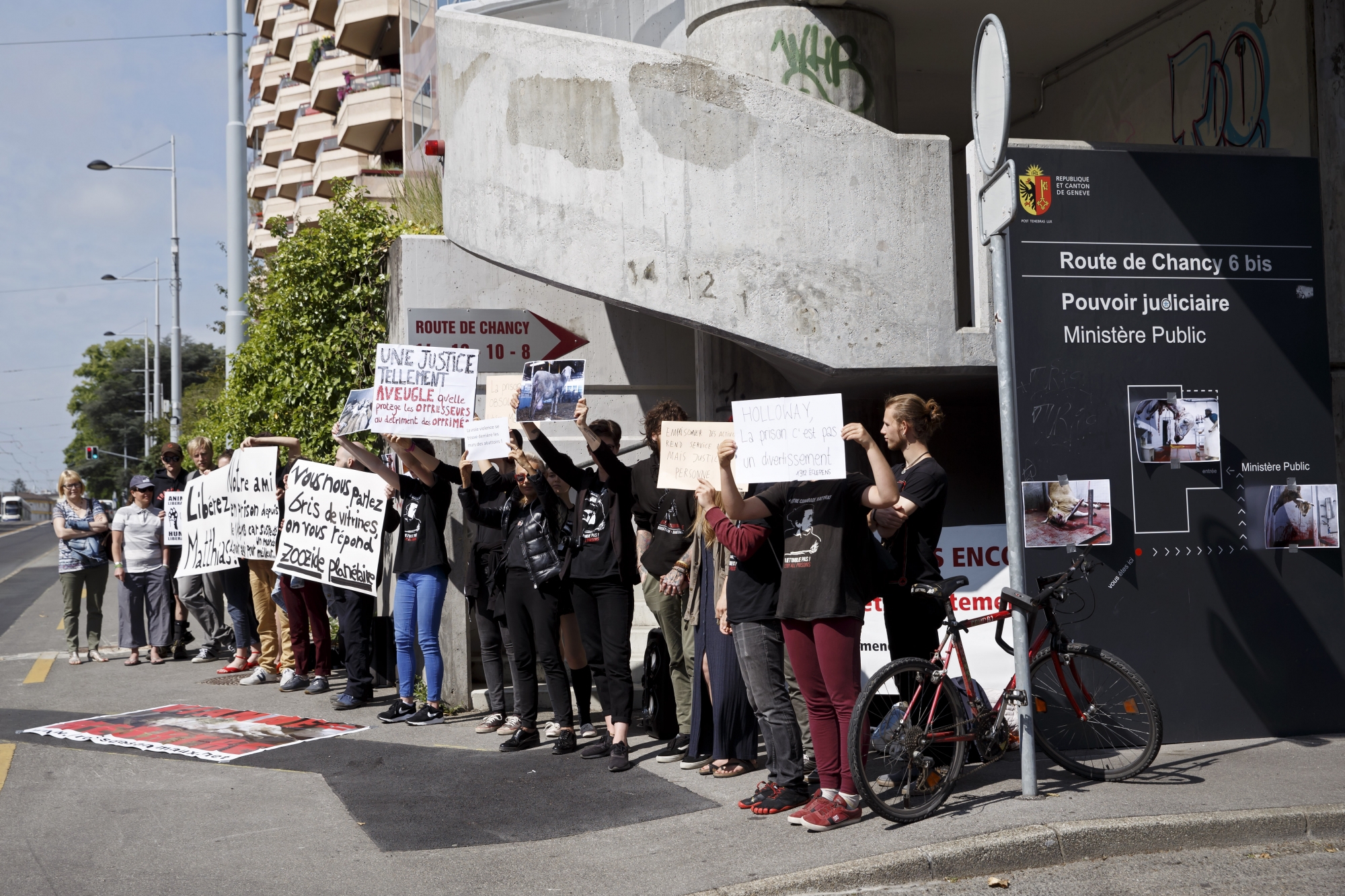 Des militants antispécistes ont manifesté leur soutien a un activiste antispéciste dont le procès a débuté ce mercredi.