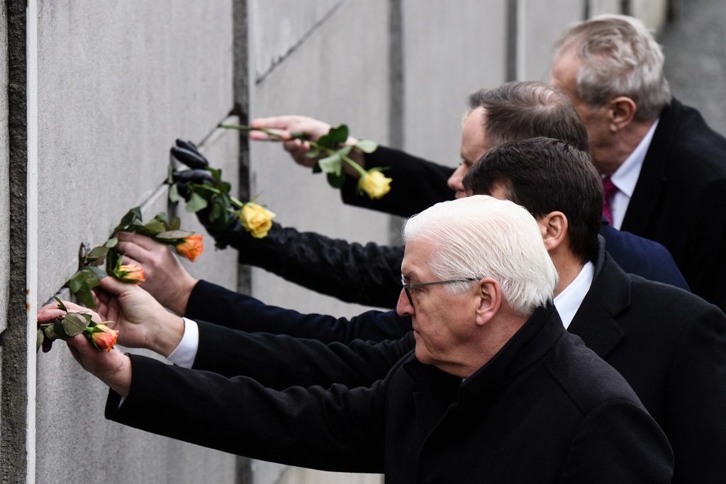 Le président allemand Frank-Walter Steinmeier, ici en train de commémorer la chute du Mur de Berlin, ne s'est pas privé pour critiquer la politique de Donald Trump, qui lui construit un mur entre son pays et le Mexique.