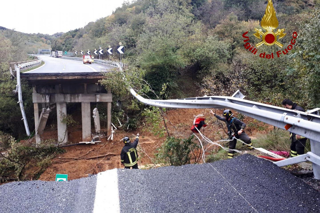 Un pont sur l'autoroute A6, près de Savone, dans le nord de l'Italie, s'est effondré. Les fortes pluies et un glissement de terrain semblent être à l'origine de cet événement.