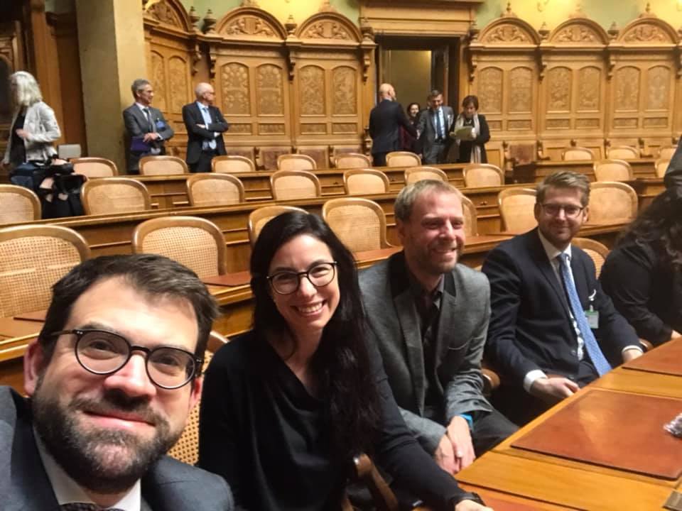 Tout sourires, les nouveaux élus ont fait un selfie dans l'hémicycle.