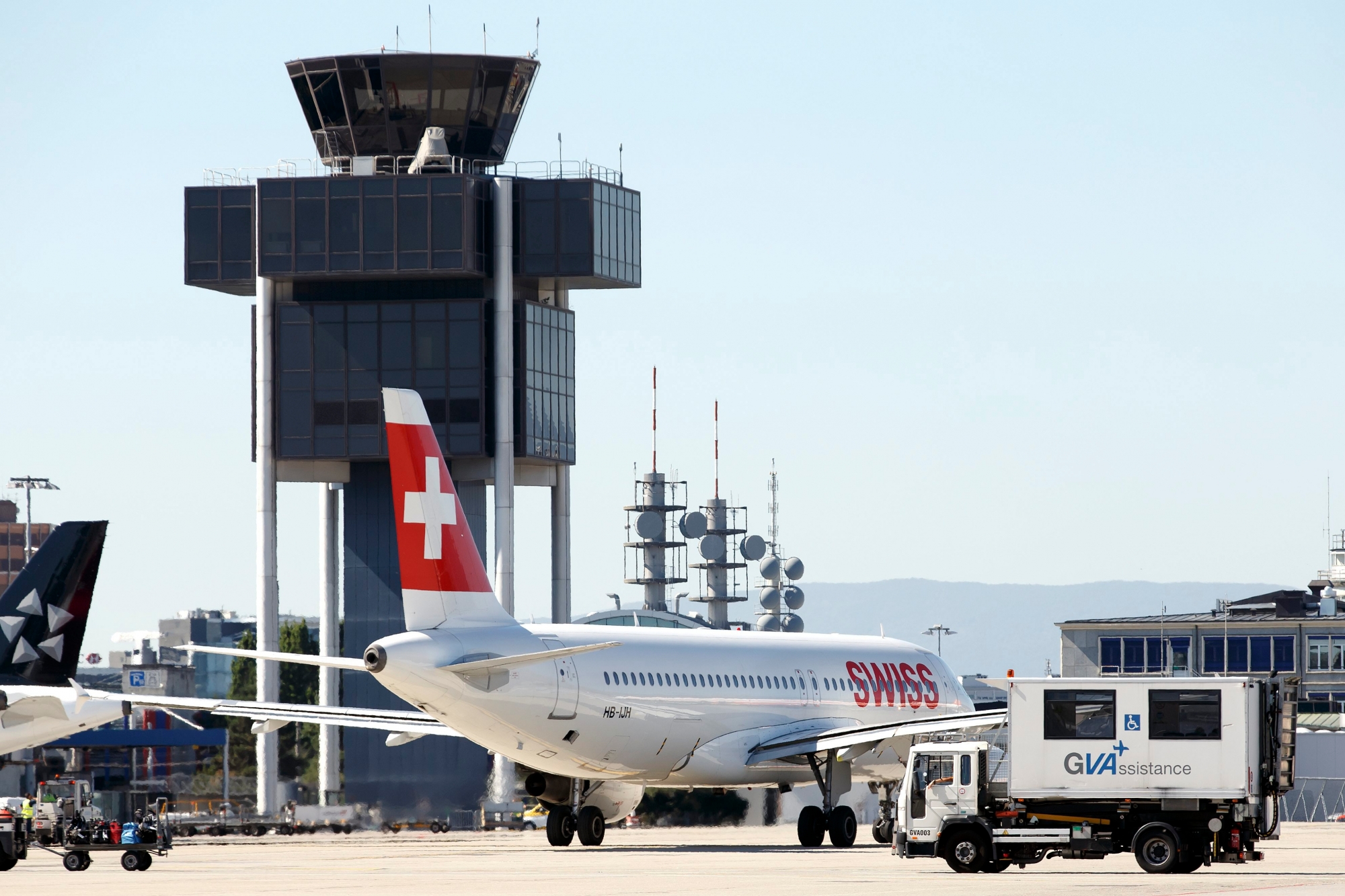 An aircraft (Airbus A320 HB-IJH) of the Swiss International Air Lines runs on taxiway at the Geneva Airport, in Geneva, Switzerland, Wednesday, August 24, 2016. The Swiss airline company evaluates its presence at the airport of Geneva, where its profitability targets have yet been achieved. A decision should fall in the next two to three years. (KEYSTONE/Salvatore Di Nolfi) SWITZERLAND SWISS GENEVA AIRPORT