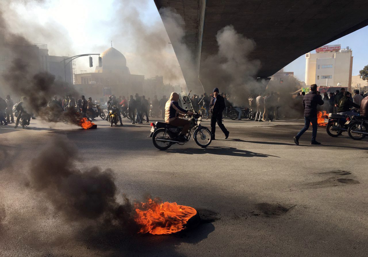 epa08002047 Iranian protesters block a highway following fuel price increase in Tehran, Iran, 16 November 2019. Media reported that people protested on highways a day after the government increased fuel price by at least 50 percent.  EPA/STRINGER IRAN FUEL PROTESTS