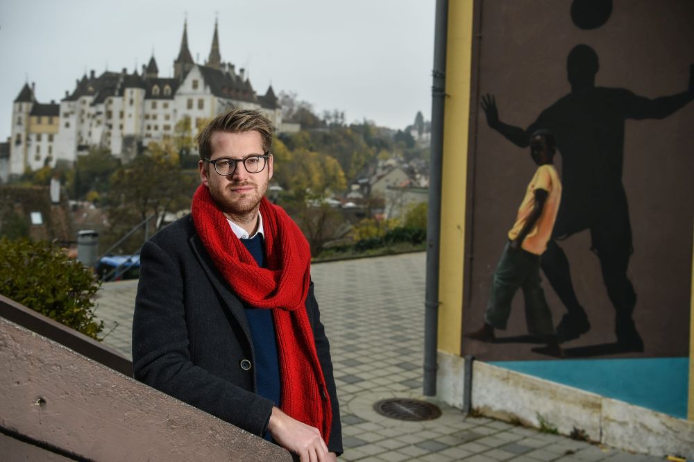 Le socialiste Baptiste Hurni devant le Centre de loisirs à Neuchâtel, lieu de son premier engagement politique au Parlement des jeunes. Au fond, le château.