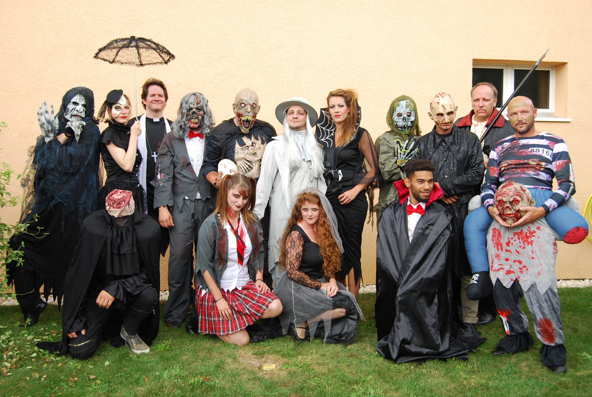 La troupe de La Décharge, version zombies et autres monstres.