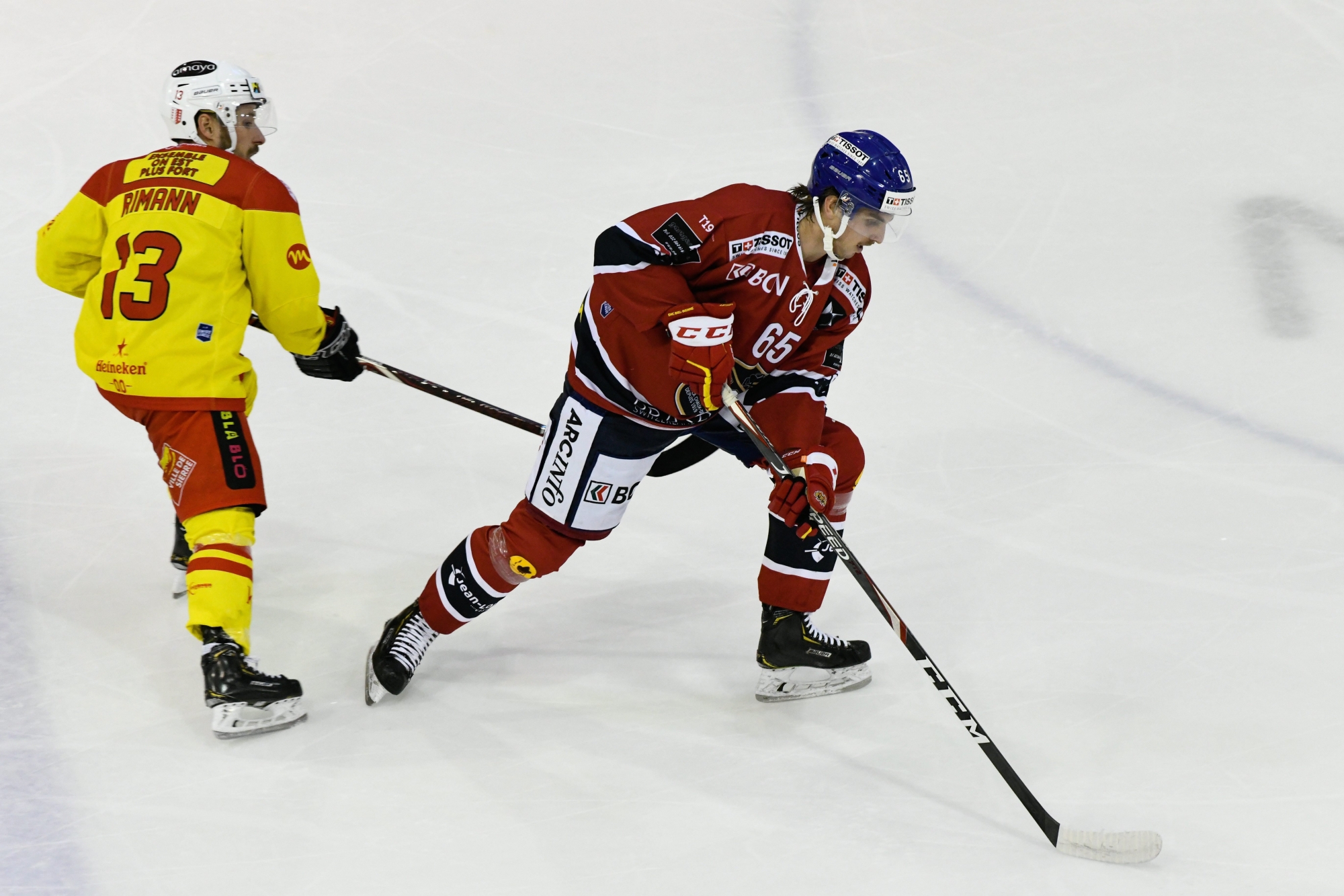 Rémy Rimann (en jaune) et le HC Sierre ont dominé Roman Karaffa et le HCC.