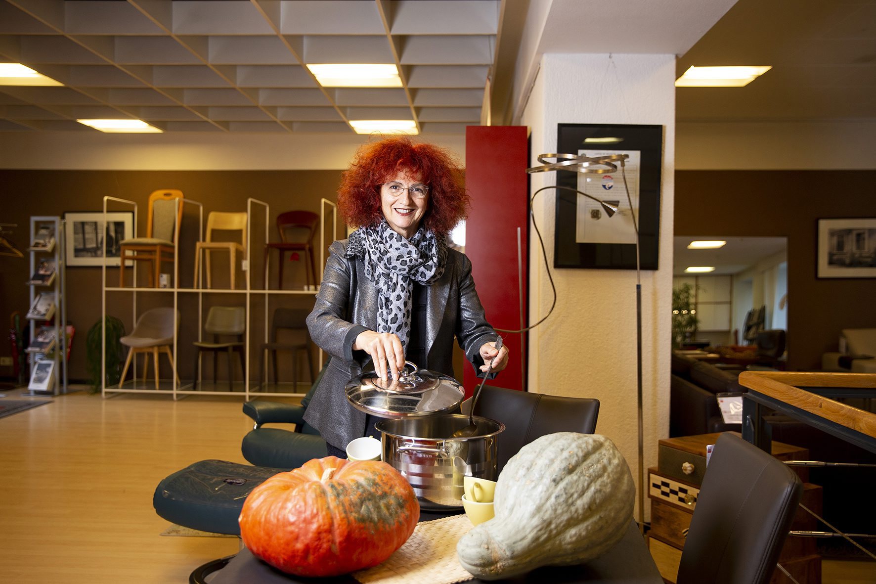 Vendredi, Brigitte Leitenberg servira une soupe à la courge pour les clients de son magasin de meubles chaux-de-fonnier.