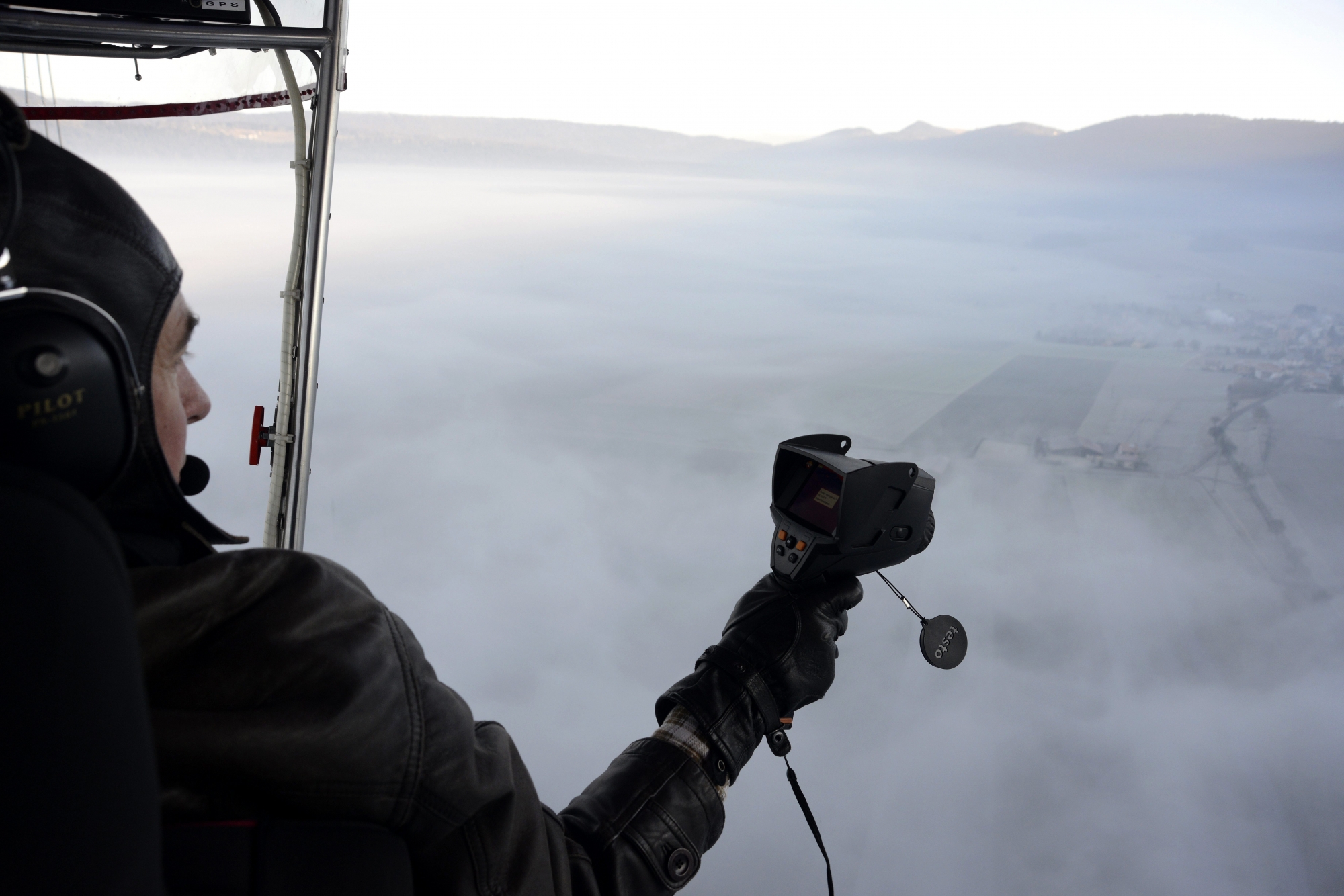 Depuis son dirigeable, Fabien Droz utilise une caméra thermique au dessus du Val-de-Ruz.