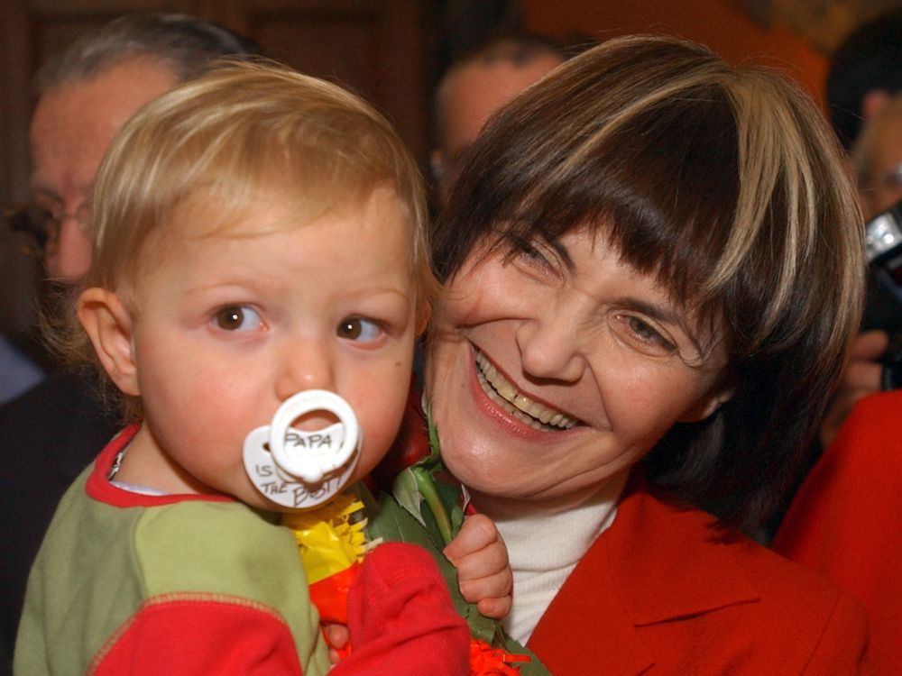 Après son élection au Conseil fédéral le 3 décembre 2002, la socialiste genevoise Micheline Calmy-Rey pose avec son petit-fils devant les photographes. Elle est la première grand-mère à accéder au gouvernement.