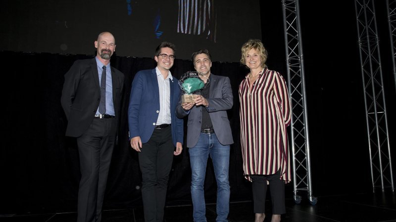 Yves Perriard, président du jury (à g.), et Manuela Surdez (présidente de la BCN, à dr.), ont remis leur prix en 2018 à la direction de Sy&Se, Florian Telmont et Sébastien Brun, fondateur.
