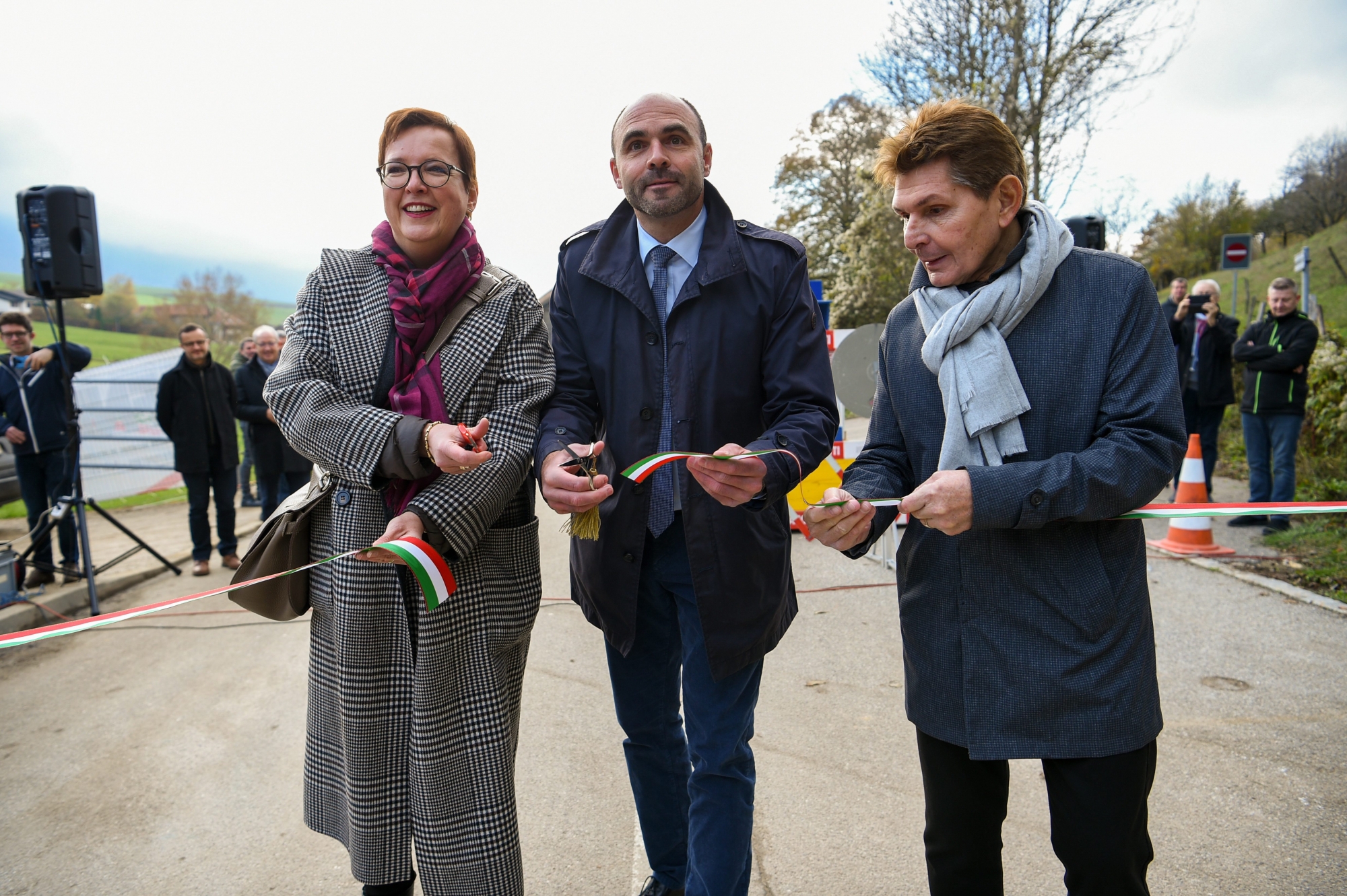Anne Christine Pellissier (commune du Val-de-Ruz), Laurent Favre (Conseil d'Etat) et Jean-Claude Baudoin (Fédération neuchâteloise des entrepreneurs) ont coupé le ruban.