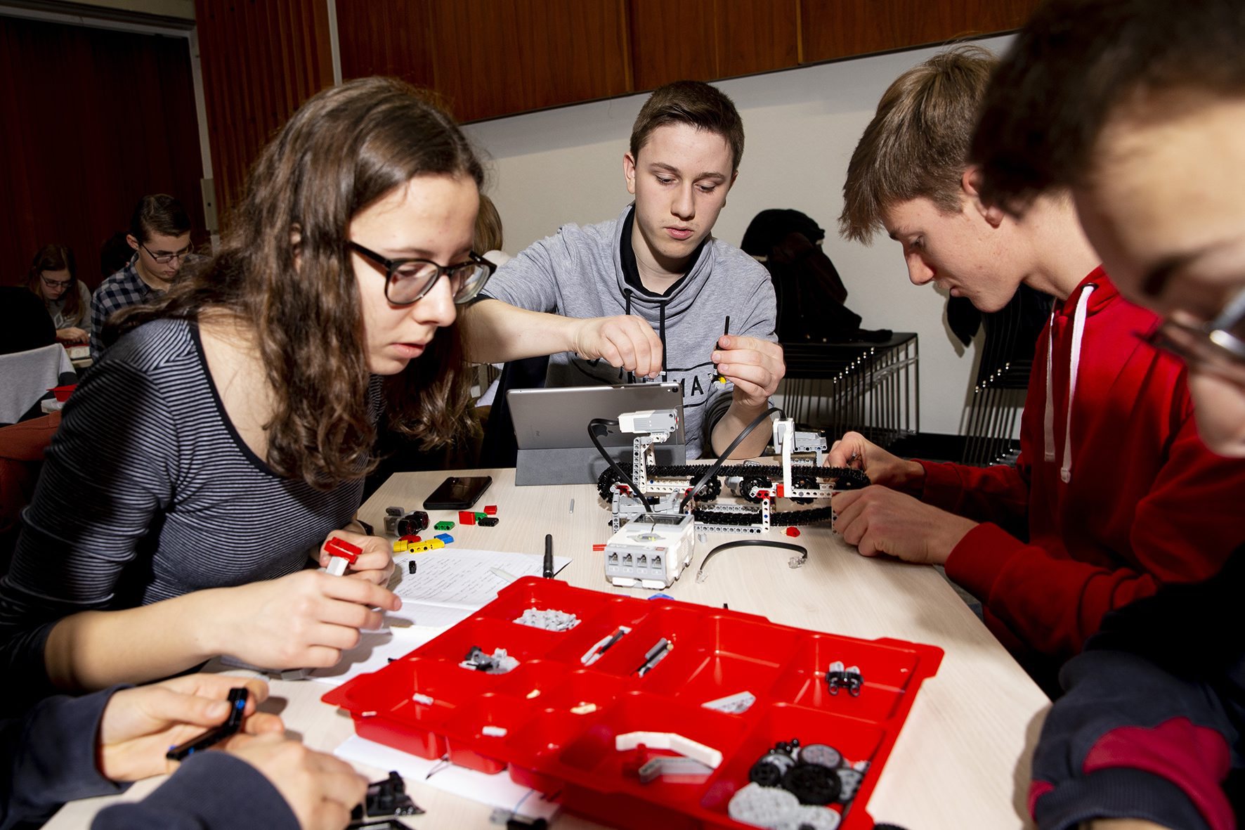 Durant cette expérience, lycéens de Glaris et de Neuchâtel doivent non seulement communiquer entre eux, mais aussi construire des robots ensemble.
