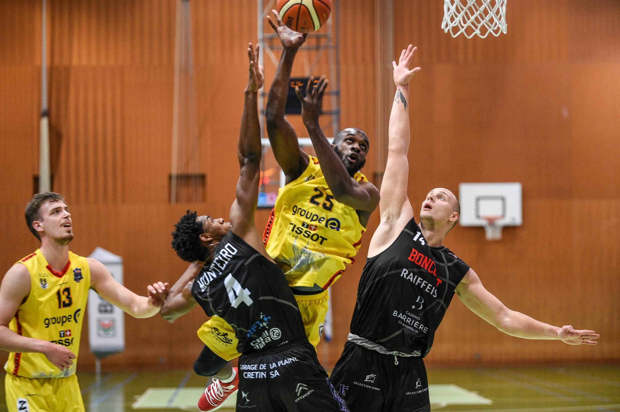 L‘Unioniste James Padgett (au centre) va au panier malgré l’opposition des Boncourtois Kevin Monteiro et Dainius Chatkevicius.    NEUCHATEL16/11/2019  Photo: Christian Galley