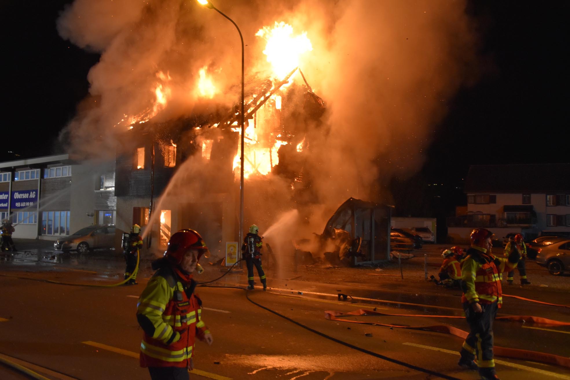 La voiture a percuté un îlot avant de s'envoler contre la façade de cette maison, déclenchant un incendie.