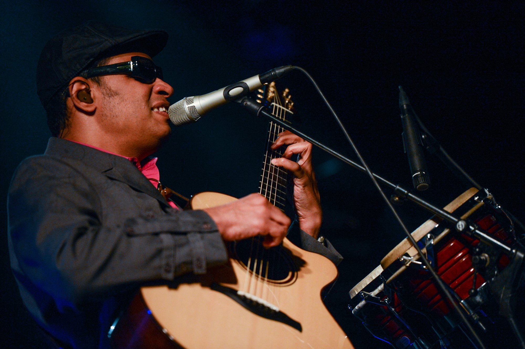 Raul Midon (ici en 2013 à l'Auvernier Jazz Festival) mêle soul, funk et jazz.