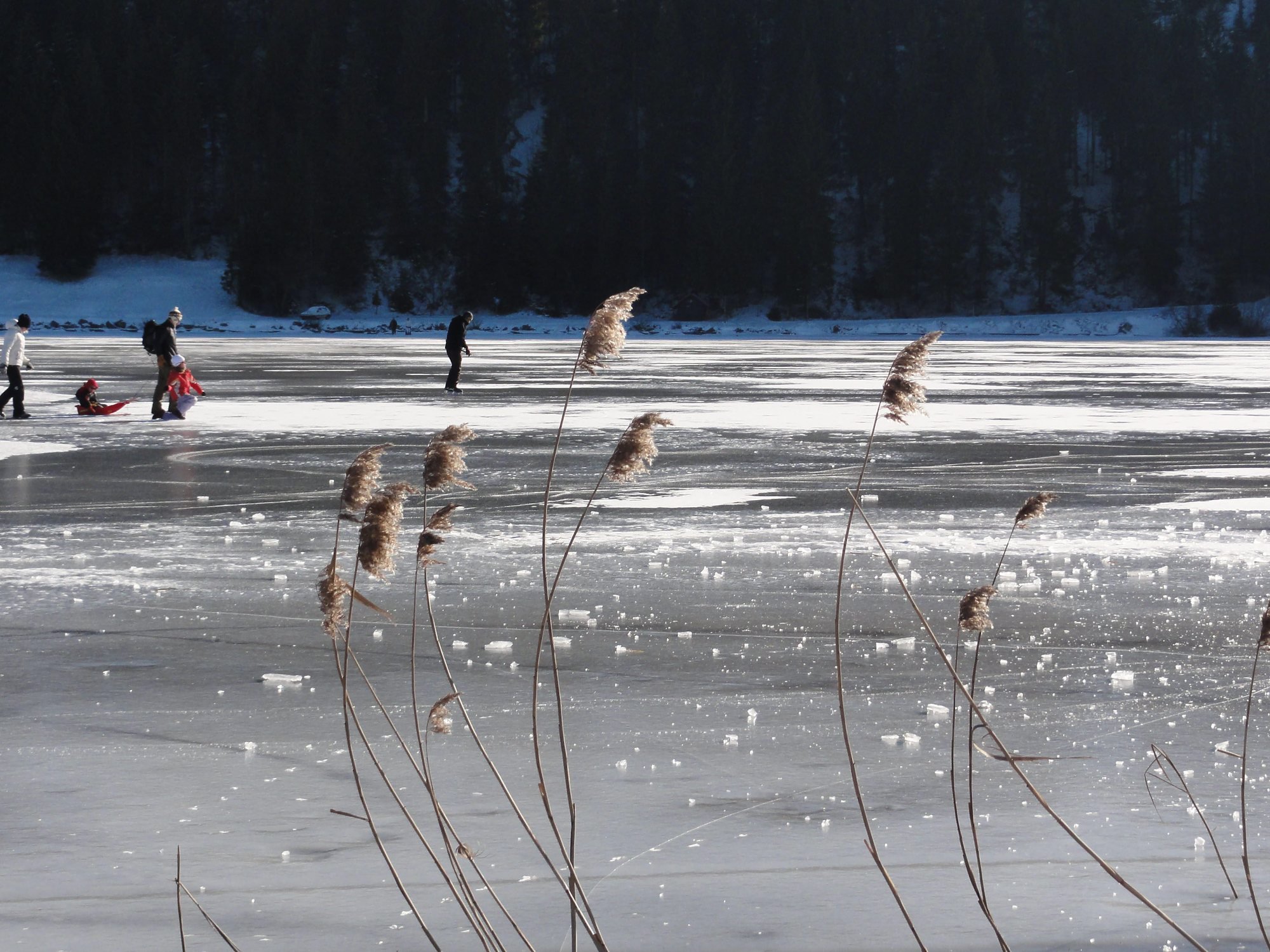 Patiner sur le lac des Taillères, c'est prendre des risques en l'état actuel de la glace.