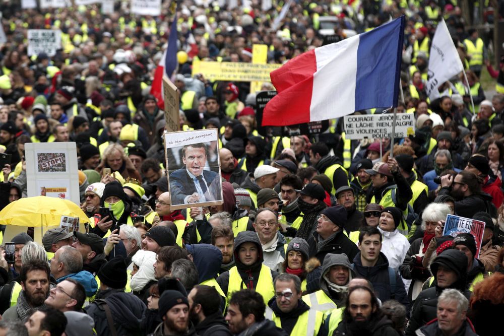 En France, la hausse des taxes sur les carburants a déclenché une mobilisation sans précédent avec l’émergence des gilets jaunes.