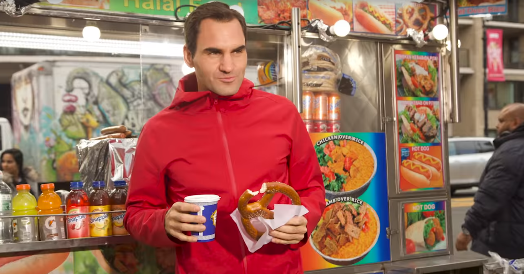Roger Federer a même pris le temps de déguster un petit bretzel durant son jogging matinal.