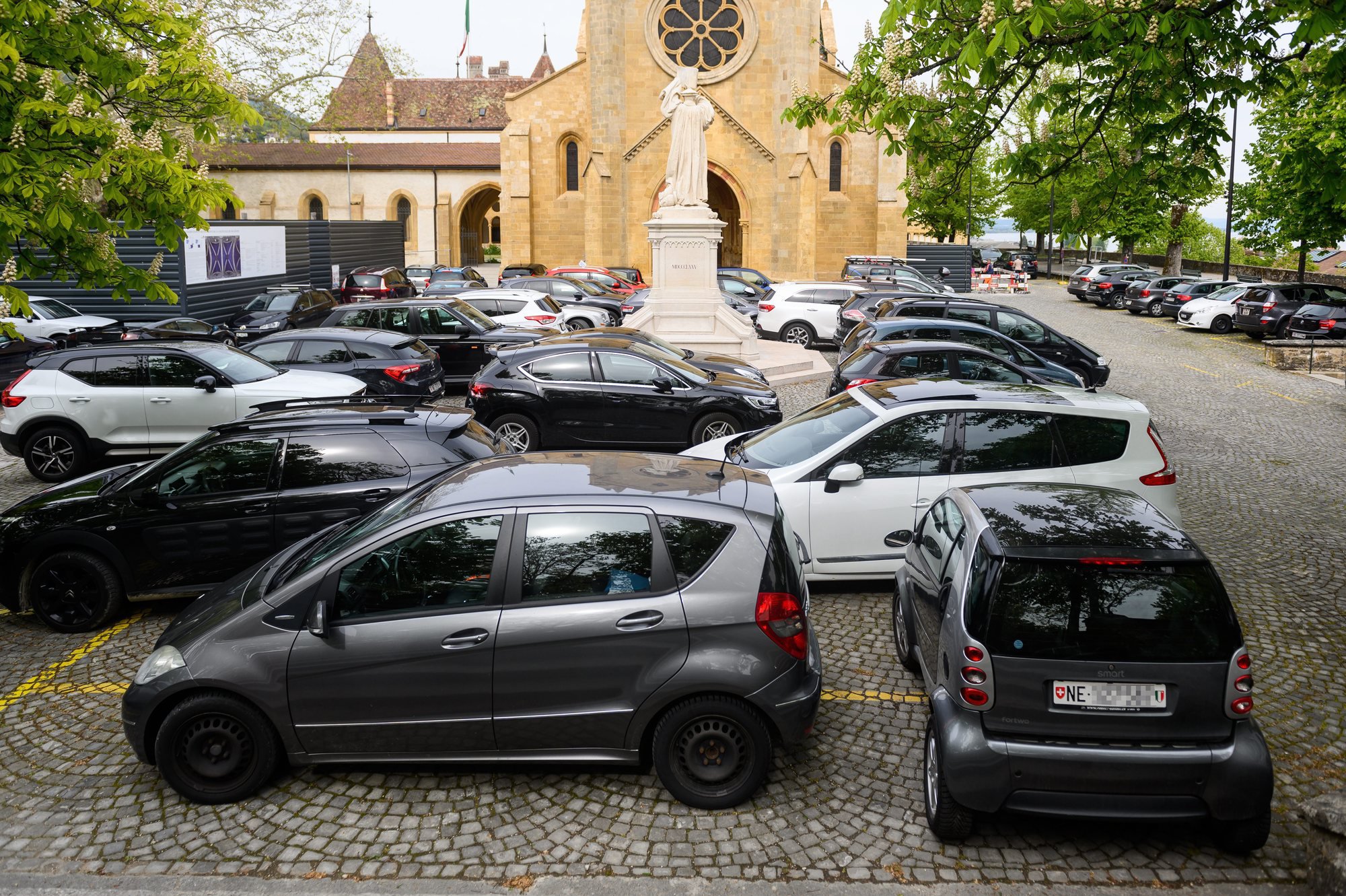 Durant les sessions du Grand Conseil neuchâtelois, nombre de députés garent leur voiture sur le parvis de la collégiale.