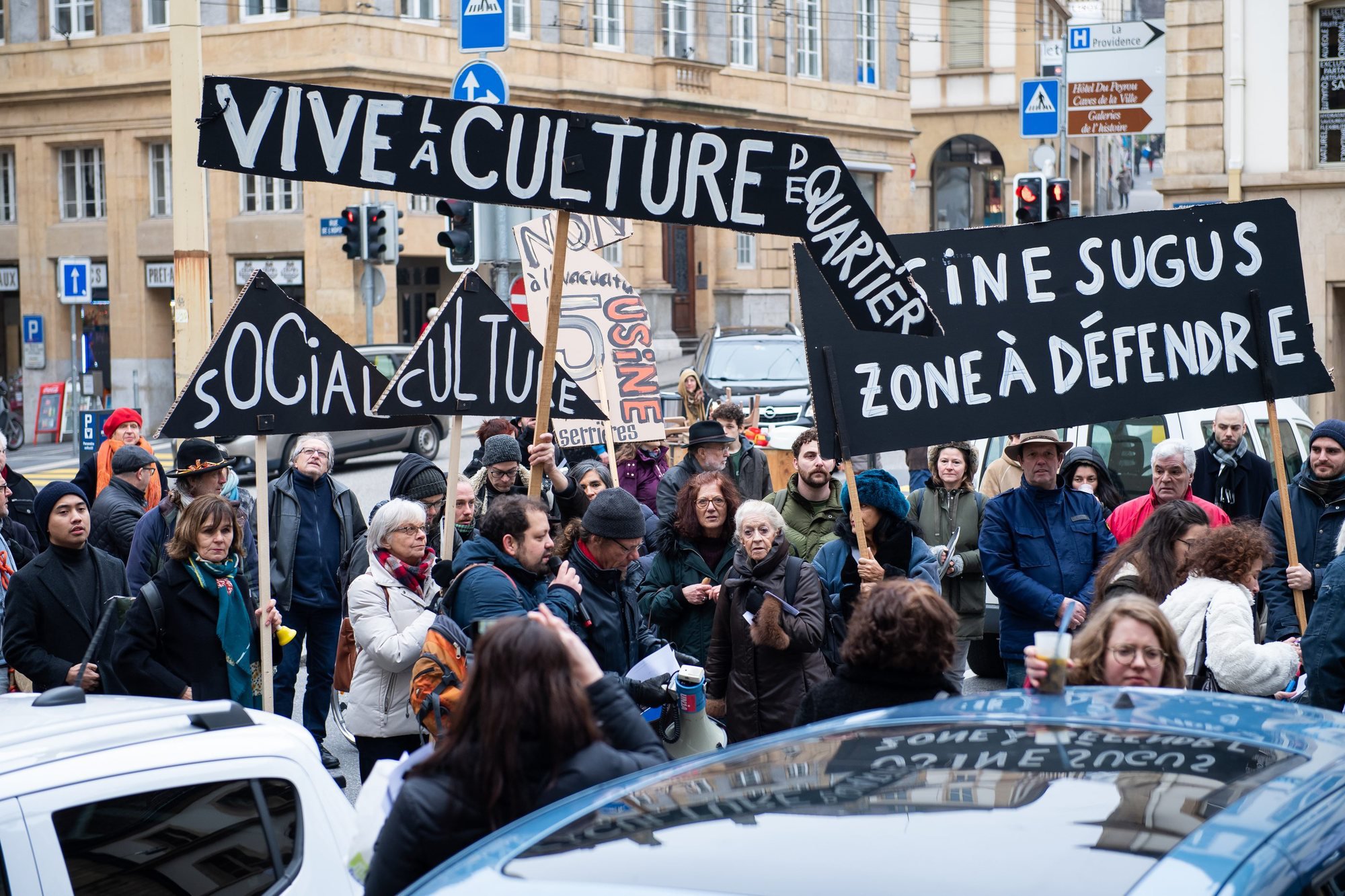 Les acteurs de Sugus ont déposé leur pétition à la chancellerie de Neuchâtel.