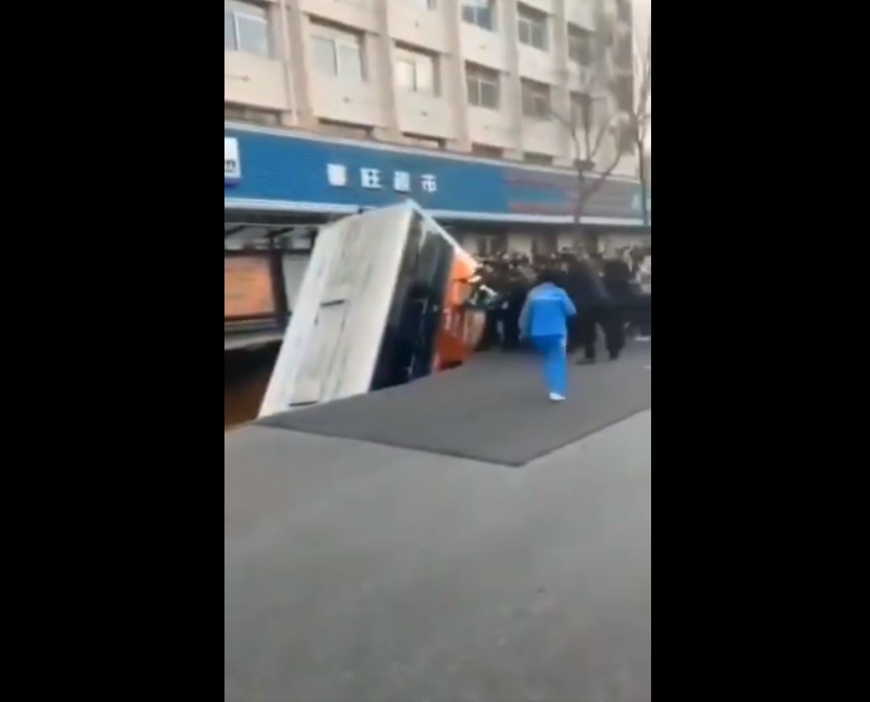 Le bus a été avalé par la chaussée.