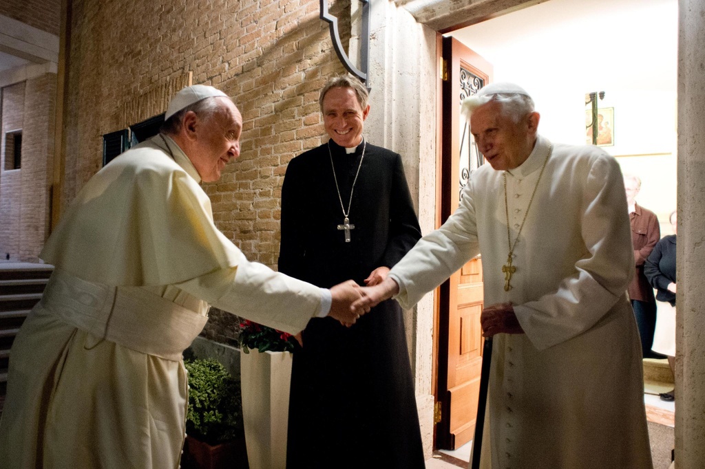 Les deux papes sont considérés comme appartenant à deux écoles de pensées différentes: l'ancien pape Benoît XVI (à droite) est vu comme un conservateur, alors que son successeur le pape François (à gauche) est considéré comme progressiste.