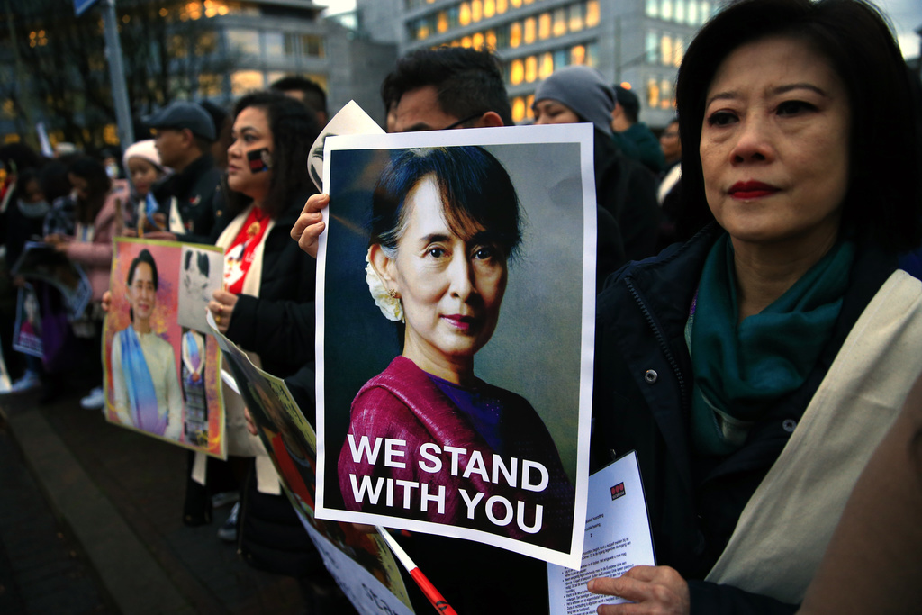 Des supporters d'Aung San Suu Kyi se sont réunis devant le tribunal de La Haye, aux Pays-Bas.