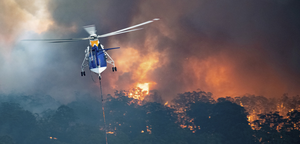 Les services de secours australiens sont à pied d'oeuvre, tant pour essayer de stopper la progression des incendies que pout venir en aide aux habitants et aux touristes piégés par les flammes.